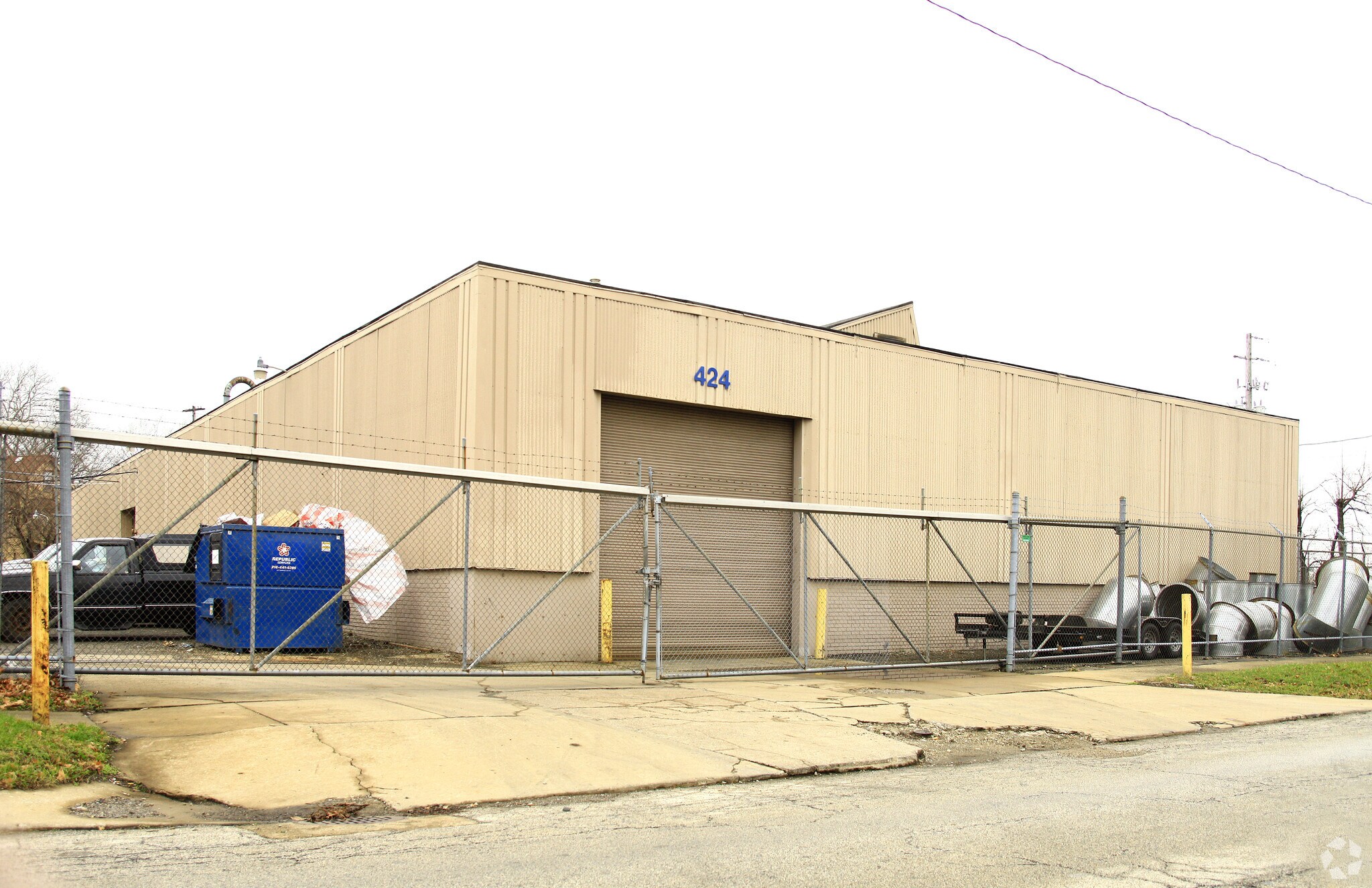 Manufacturing Facility with Office portefeuille de 3 biens à vendre sur LoopNet.fr Photo principale– Image 1 sur 7