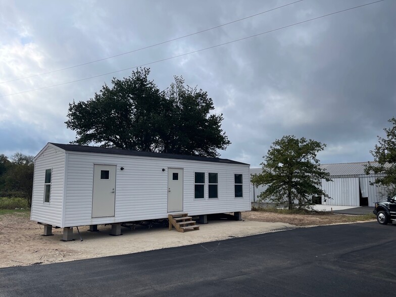 670 Lower Elgin Rd, Elgin, TX à vendre - Photo de l’immeuble – Image 3 sur 5
