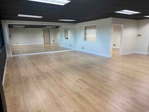 18345 Ventura Blvd, Tarzana, CA à louer Photo intérieure– Image 2 sur 4