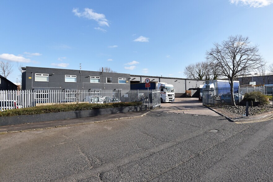 Roundthorn Industrial Estate, Ennis Close, Manchester à louer - Photo de l’immeuble – Image 2 sur 5
