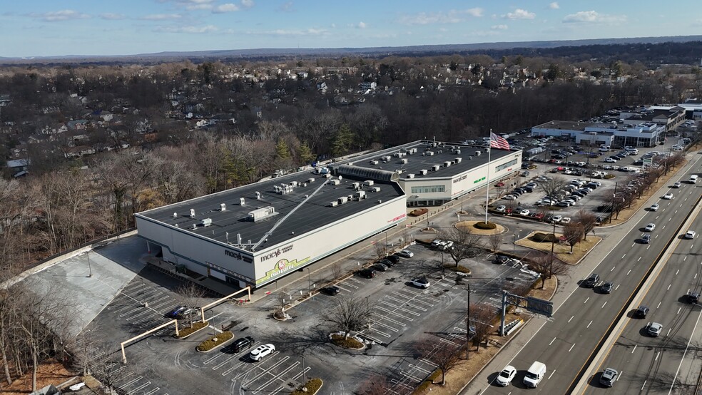 275 Route 4, Paramus, NJ à louer - Photo de l’immeuble – Image 3 sur 31