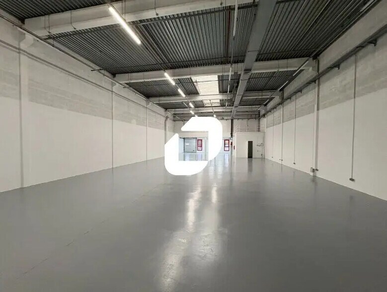 Local d’activités dans Éragny à louer - Photo de l’immeuble – Image 3 sur 11