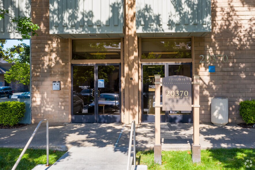 20370 Town Center Ln, Cupertino, CA à vendre - Photo de l’immeuble – Image 2 sur 8