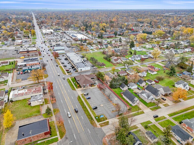 27621 Warren Rd, Garden City, MI à louer - Photo de l’immeuble – Image 2 sur 48