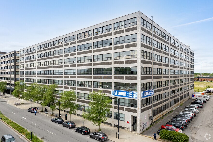 111 Rue Chabanel O, Montréal, QC à louer - Photo de l’immeuble – Image 2 sur 19