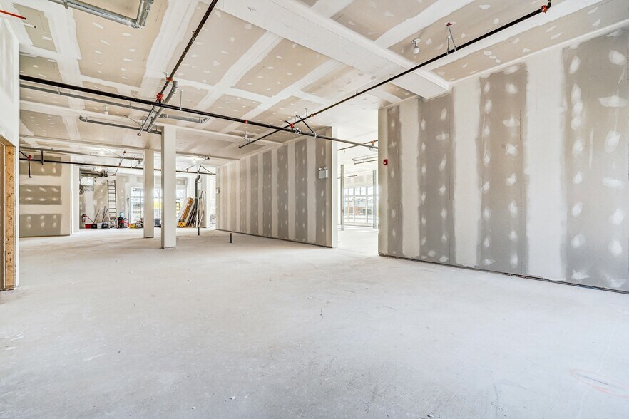 689 Boul Saint-Jean-Baptiste, Mercier, QC à louer - Photo principale – Image 1 sur 8