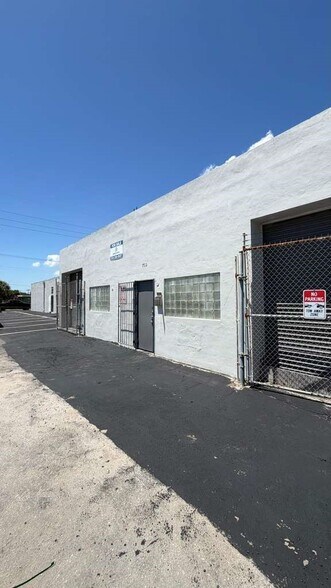709 NW 8th Ave, Fort Lauderdale, FL à vendre - Photo de l’immeuble – Image 1 sur 10