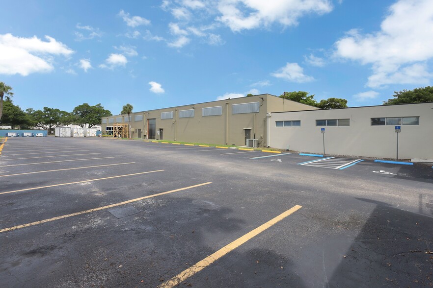 14100 NW 58th Ct, Miami Lakes, FL à louer - Photo de l’immeuble – Image 3 sur 4