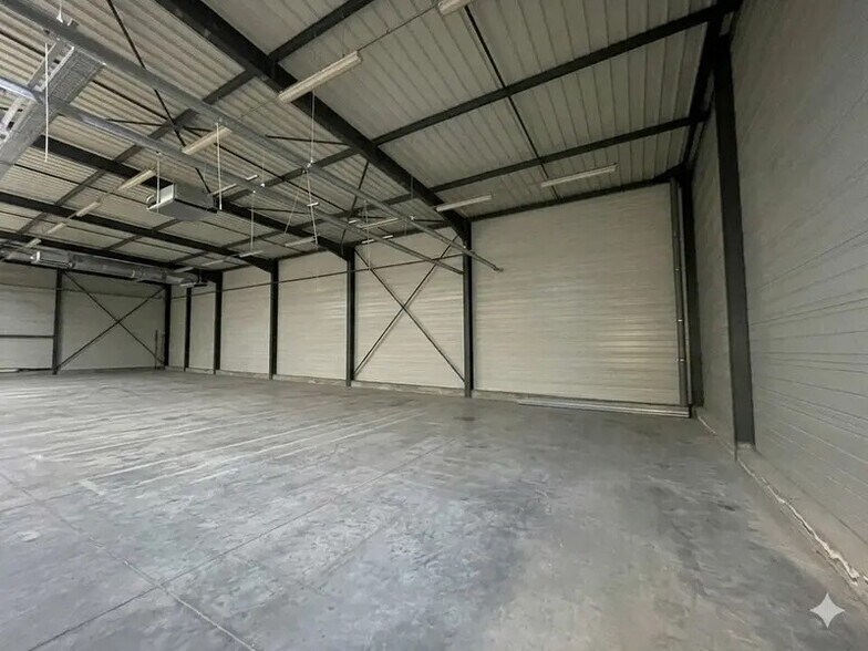 Local d'activités dans Moirans à vendre - Photo de l’immeuble – Image 2 sur 12