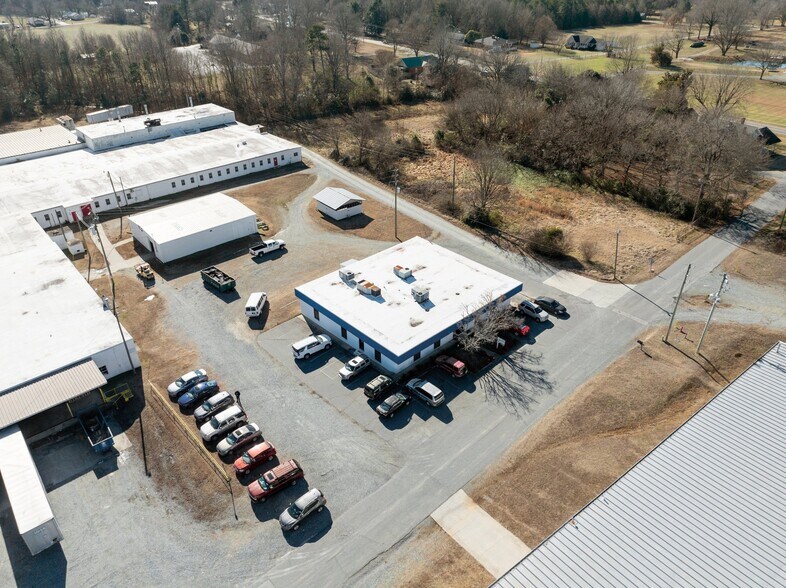 206 E Frazier Ave, Liberty, NC à louer - Photo de l’immeuble – Image 3 sur 9
