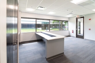 2255 Enterprise Dr, Westchester, IL à louer Photo intérieure– Image 2 sur 9