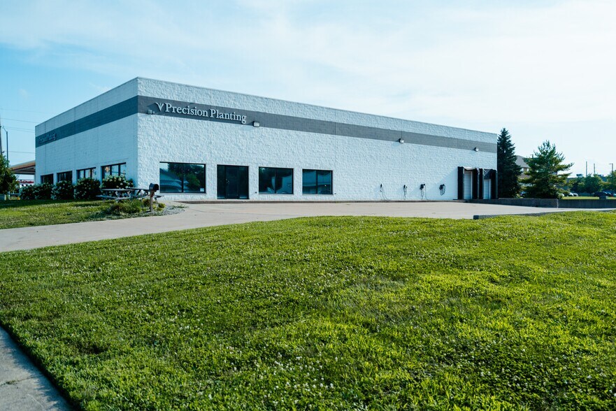 1401 Commerce Pky, Bloomington, IL à louer - Photo de l’immeuble – Image 1 sur 6