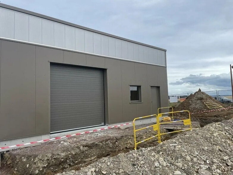 Local d’activités dans DOUVRES-LA-DÉLIVRANDE à louer - Photo de l’immeuble – Image 2 sur 3