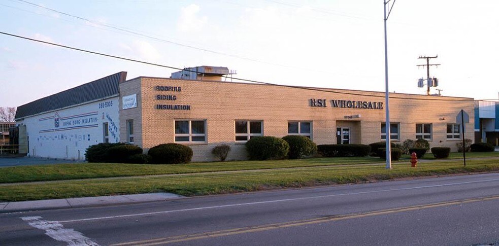 1640-1700 E Nine Mile Rd, Ferndale, MI à vendre - Photo principale – Image 1 sur 3