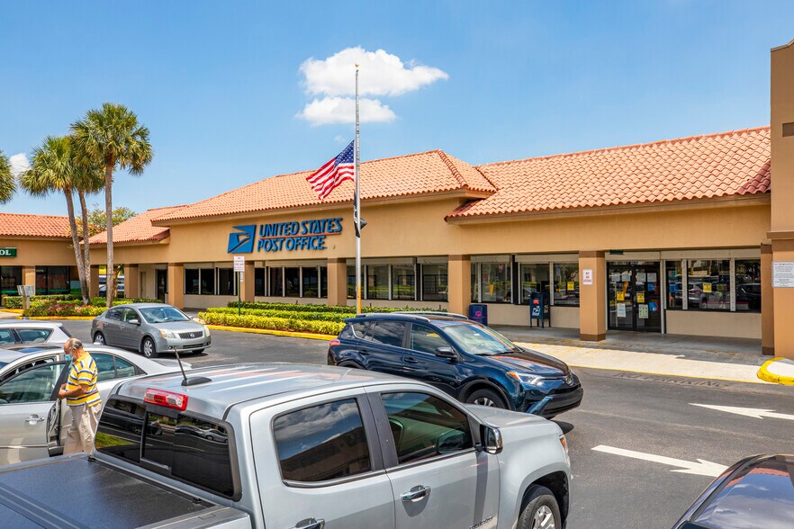 12520 Pines Blvd, Pembroke Pines, FL à louer - Photo de l’immeuble – Image 3 sur 15