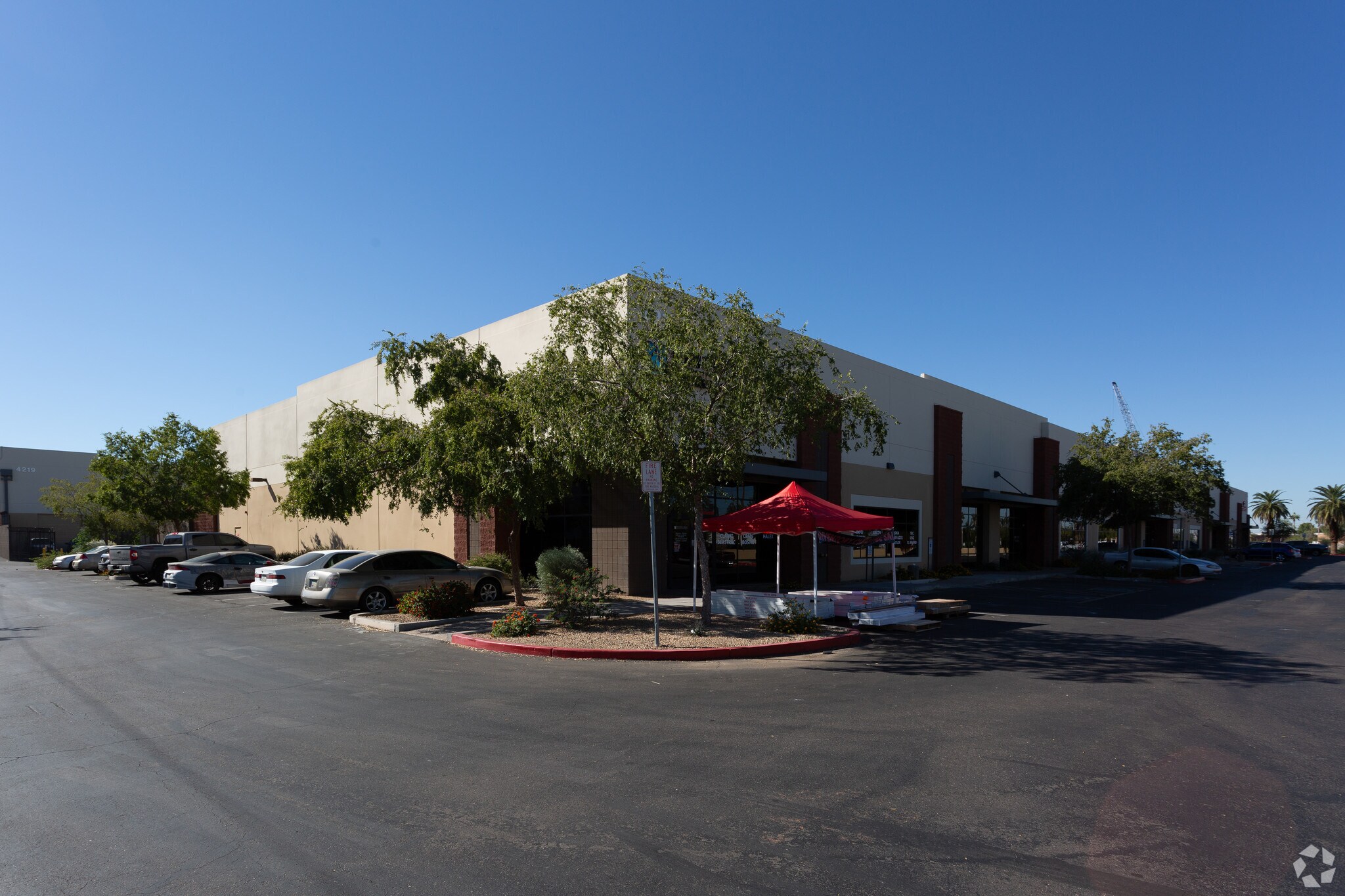 4215 E Broadway Rd, Phoenix, AZ à louer Photo de l’immeuble– Image 1 sur 6