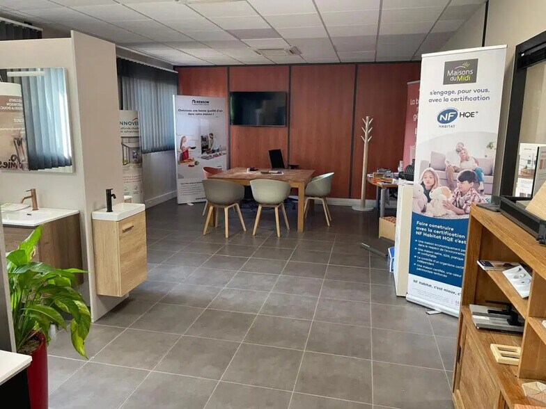 Bureau dans Solliès-Pont à louer - Photo de l’immeuble – Image 2 sur 8