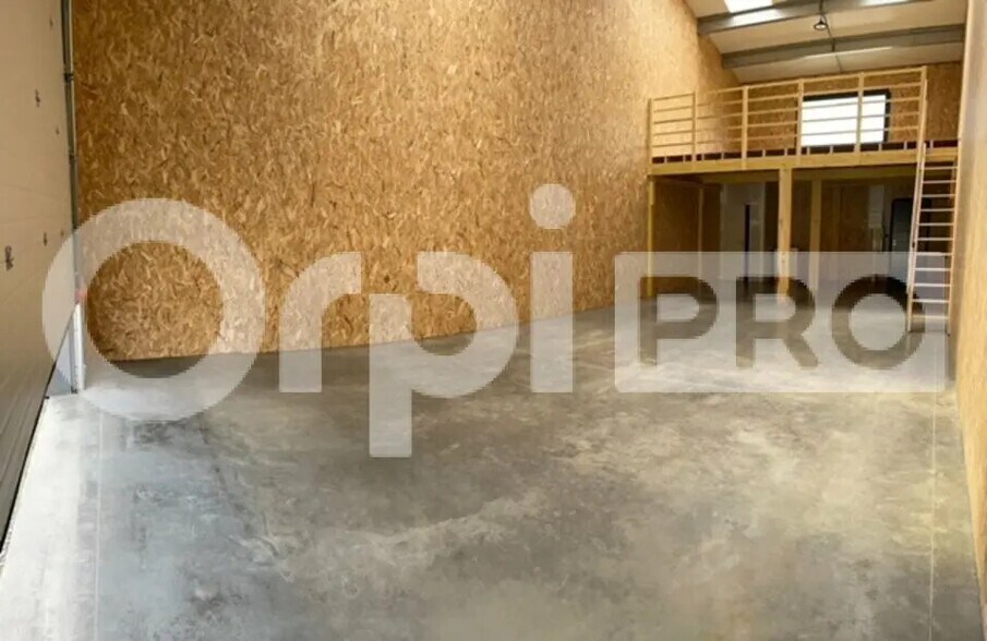 Local d’activités dans Frontenas à louer - Photo de l’immeuble – Image 2 sur 10
