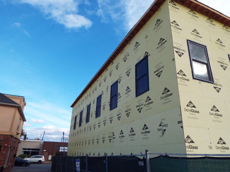 124 Brock St N, Whitby, ON à louer - Photo de l’immeuble – Image 3 sur 6