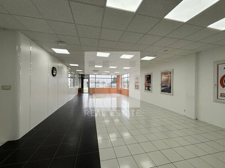 Local d’activités dans Décines-Charpieu à louer - Photo de l’immeuble – Image 2 sur 12