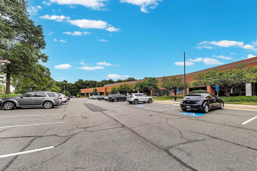 365 Herndon Pky, Herndon, VA à louer - Photo de l’immeuble – Image 2 sur 8