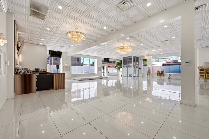 58-02 37th Ave, Woodside, NY à vendre - Photo intérieure – Image 3 sur 5
