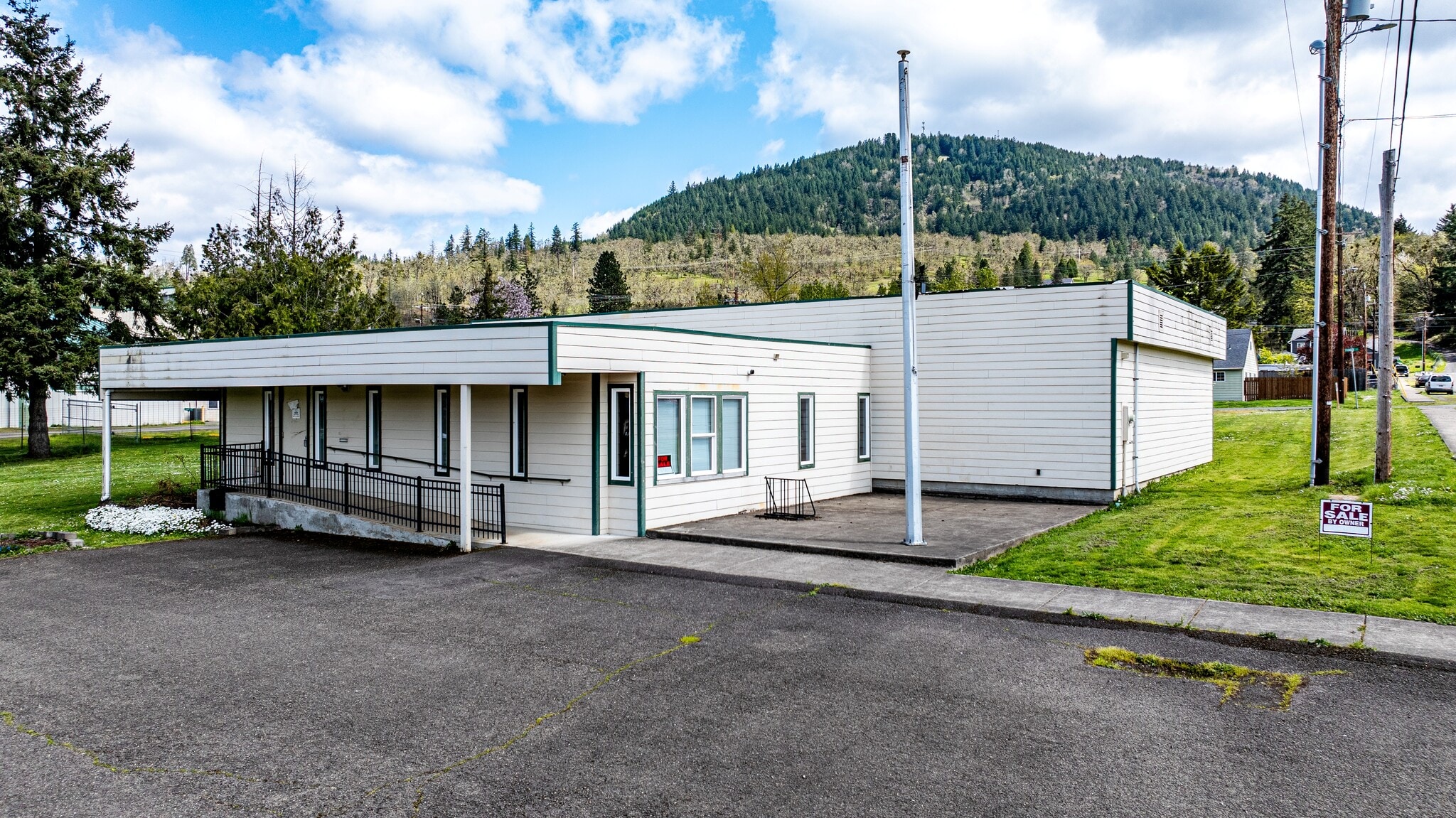 107 E 3rd St, Lowell, OR à vendre Photo principale– Image 1 sur 8