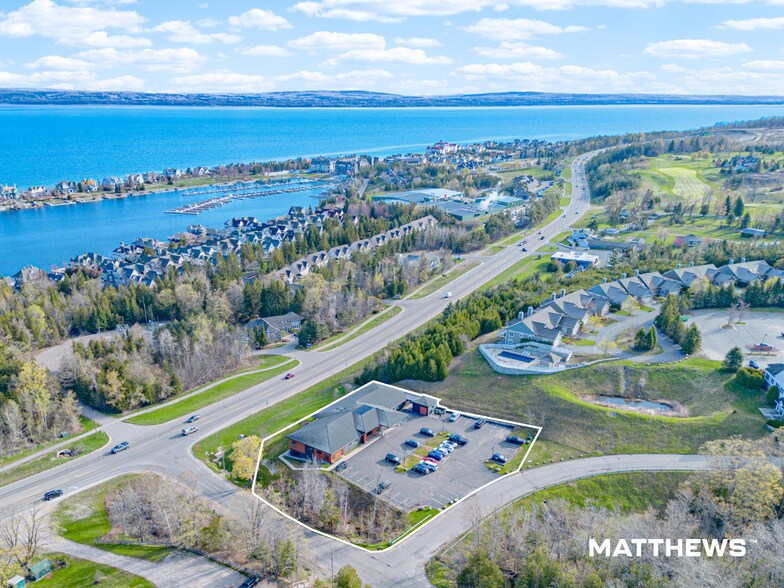 4170 Cedar Bluff Dr, Petoskey, MI à vendre - Photo de l’immeuble – Image 2 sur 7