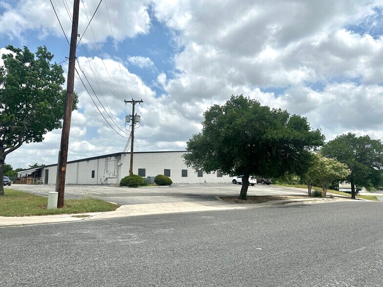 10711 Hillpoint Dr, San Antonio, TX à vendre - Photo de l’immeuble – Image 2 sur 8