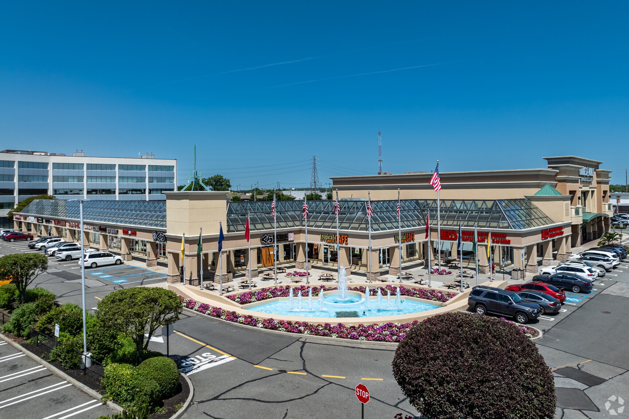 23 Old Country Rd, Carle Place, NY à louer Photo principale– Image 1 sur 6