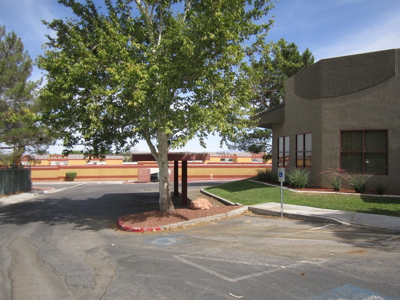 2760 Lake Sahara Dr, Las Vegas, NV à louer - Photo de l’immeuble – Image 3 sur 31