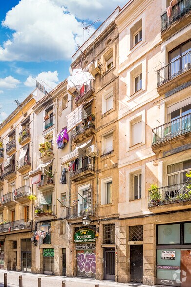 Immeuble residentiel dans Barcelone, Barcelona à vendre - Photo principale – Image 1 sur 1