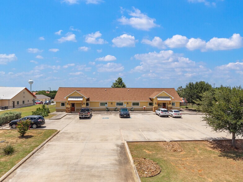 140 Paloma Dr, Floresville, TX à louer - Photo de l’immeuble – Image 2 sur 63