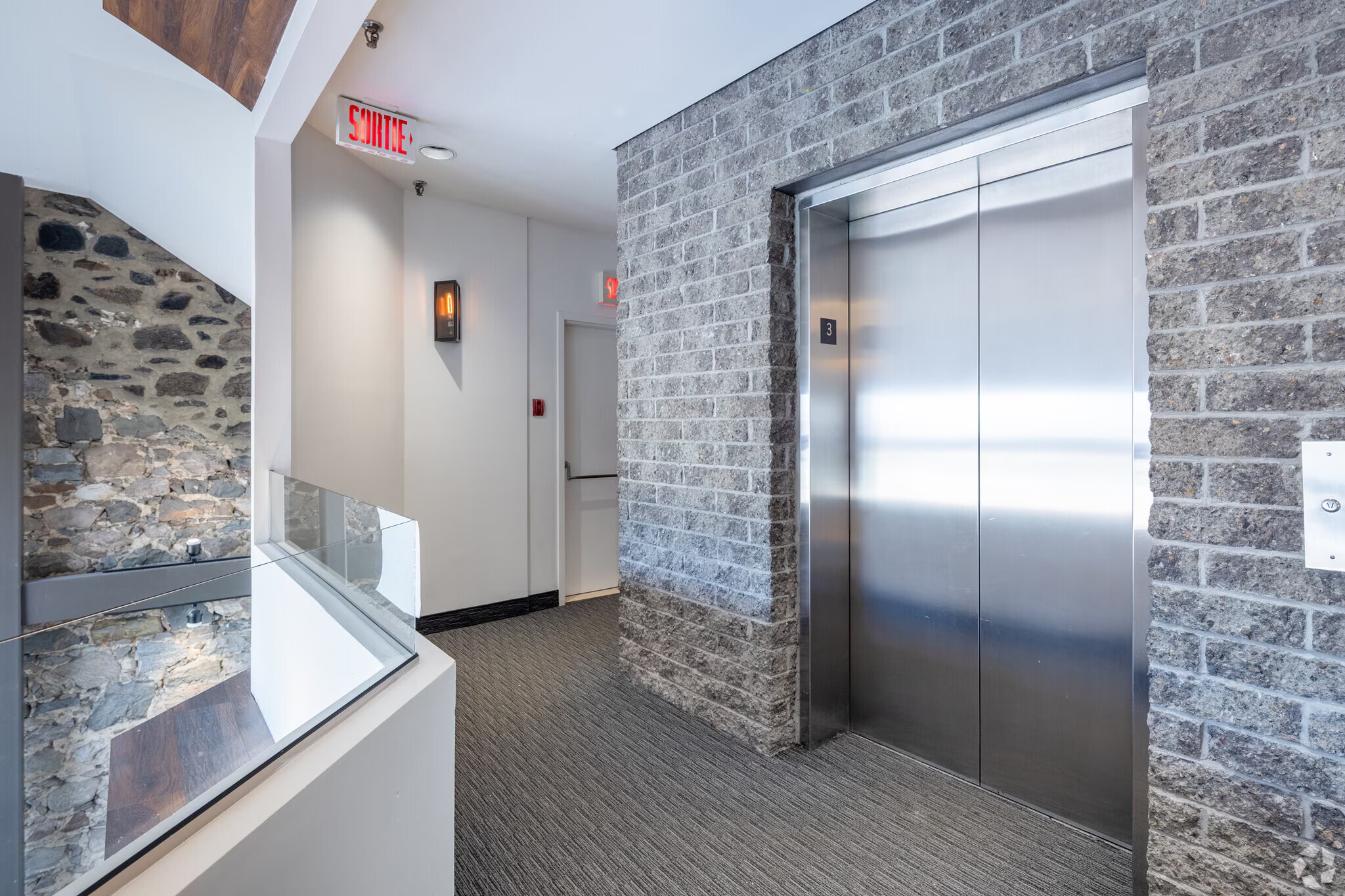 50 Rue Saint-Charles O, Longueuil, QC à louer Photo intérieure– Image 1 sur 30