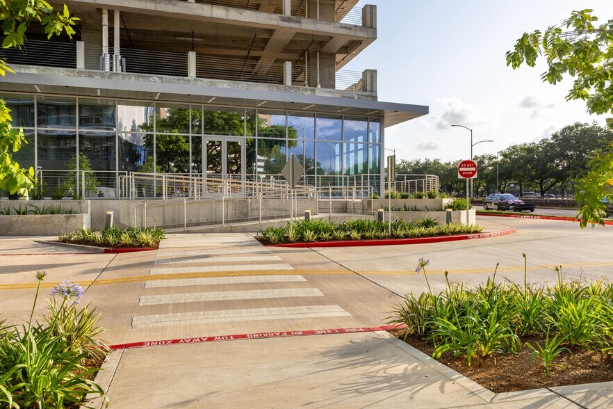 6919 Main St, Houston, TX à louer - Photo de l’immeuble – Image 3 sur 5