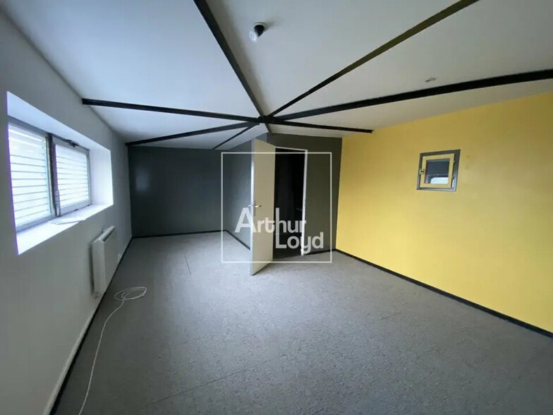 Local d'activités dans Chartrettes à vendre - Photo de l’immeuble – Image 3 sur 6