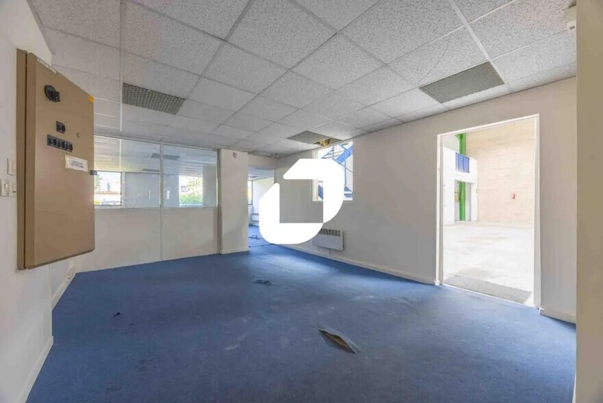 Local d’activités dans Saint-Thibault-des-Vignes à louer - Photo de l’immeuble – Image 2 sur 9