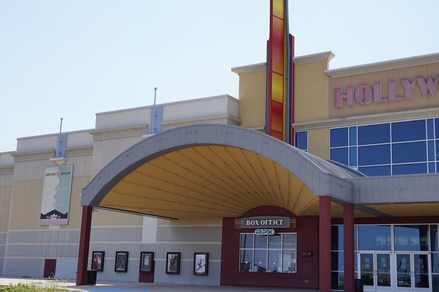 2401 Jacaman Rd, Laredo, TX à louer - Photo de l’immeuble – Image 2 sur 23
