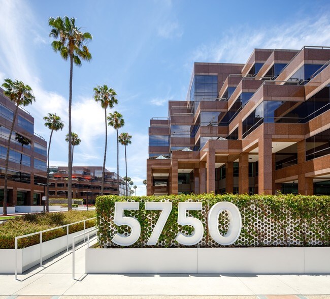 5750 Wilshire Blvd, Los Angeles, CA à louer - Photo de l’immeuble – Image 2 sur 7