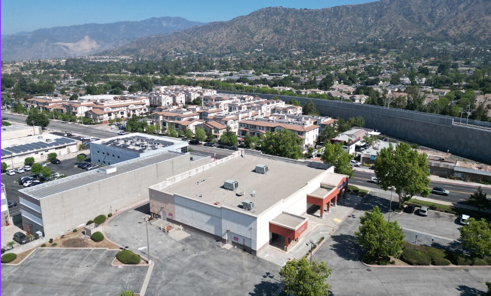 526 W Foothill Blvd, Glendora, CA à louer - Photo de l’immeuble – Image 3 sur 11