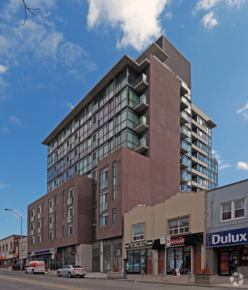 2053-2057 Danforth Ave, Toronto, ON à vendre - Photo de l’immeuble – Image 1 sur 1