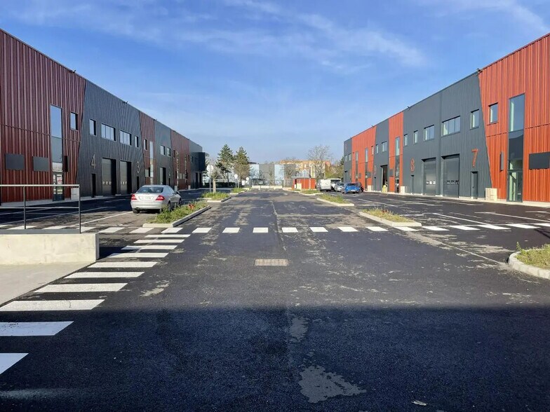 Local d’activités dans SAINT-OUEN-L'AUMONE à louer - Photo de l’immeuble – Image 1 sur 9