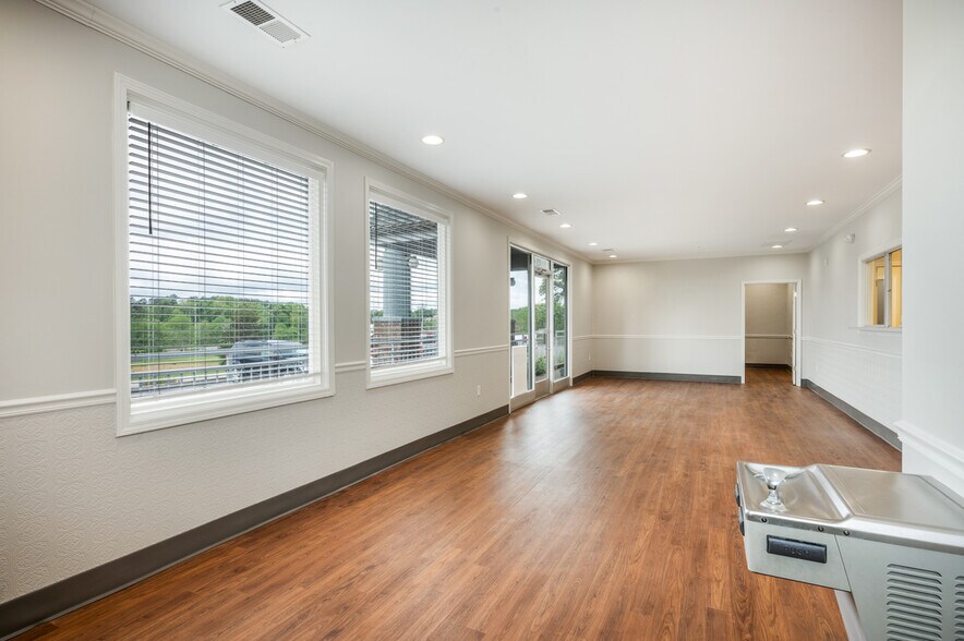 551 Westport Rd, Elizabethtown, KY à louer - Photo de l’immeuble – Image 3 sur 36