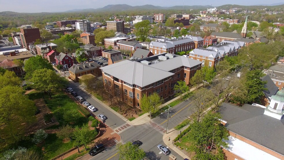 310 Fourth St NE, Charlottesville, VA à louer - Photo de l’immeuble – Image 1 sur 6