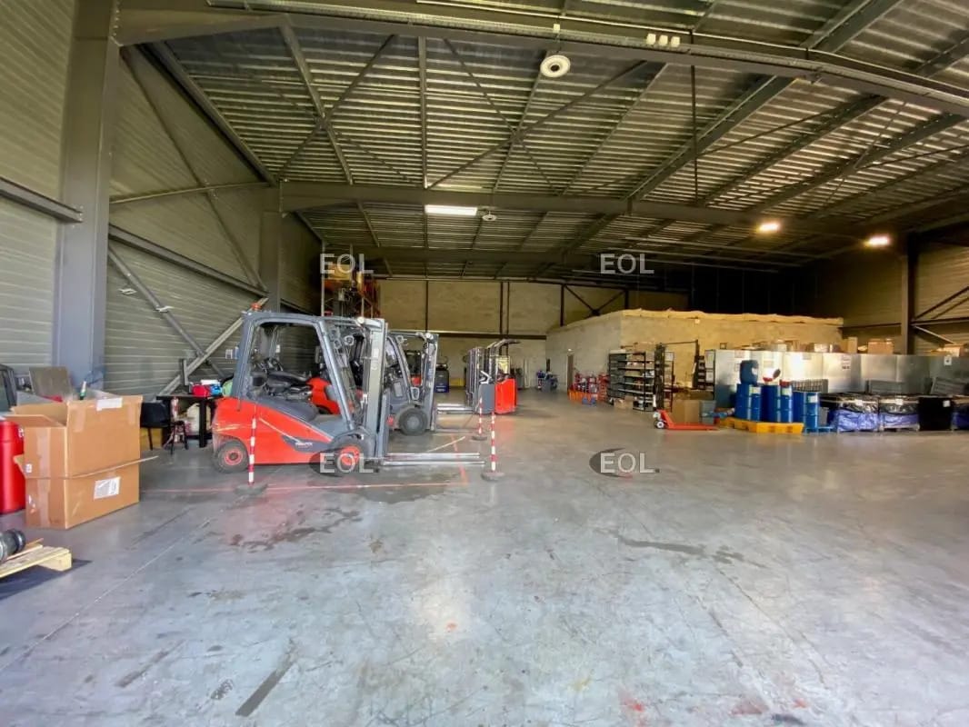 Local d’activités dans Saint-Martin-de-Crau à louer Photo de l’immeuble– Image 1 sur 4