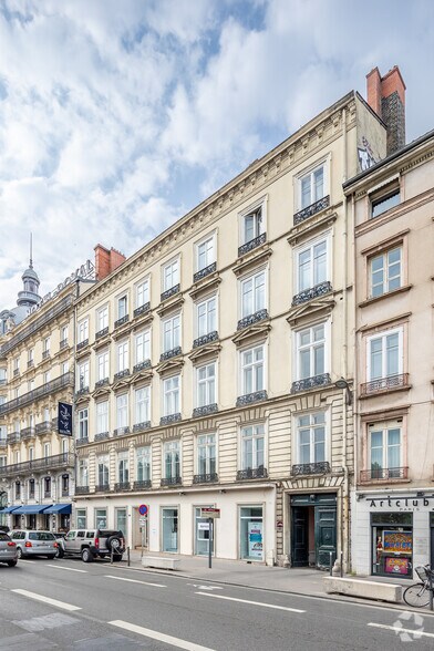 Immeuble residentiel dans Lyon à vendre - Photo principale – Image 1 sur 2