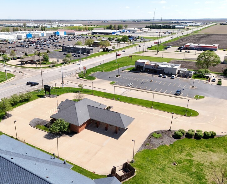 1661 E Jackson St, Macomb, IL à louer - Photo de l’immeuble – Image 2 sur 23