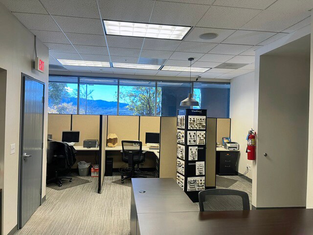28486 Westinghouse Pl, Valencia, CA à vendre - Photo intérieure – Image 2 sur 7