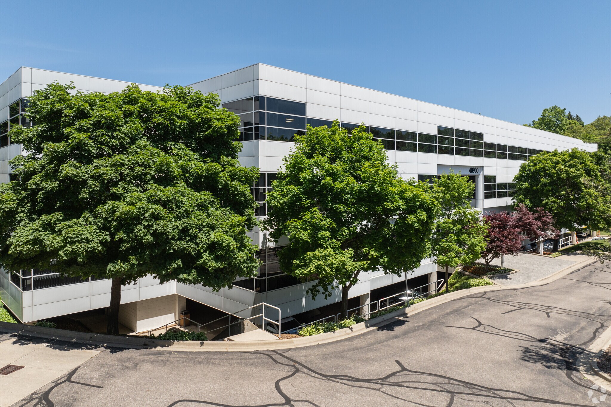40900 Woodward Ave, Bloomfield Hills, MI à louer Photo de l’immeuble– Image 1 sur 18