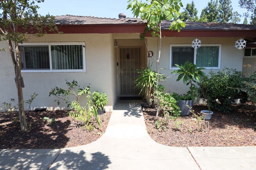 2561 E Ward Ter, Anaheim, CA à vendre - Photo de l’immeuble – Image 3 sur 7